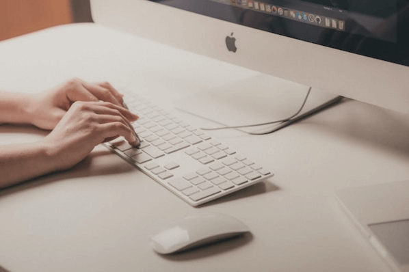 Person arbeitet mit Buchhaltungssoftware am Mac