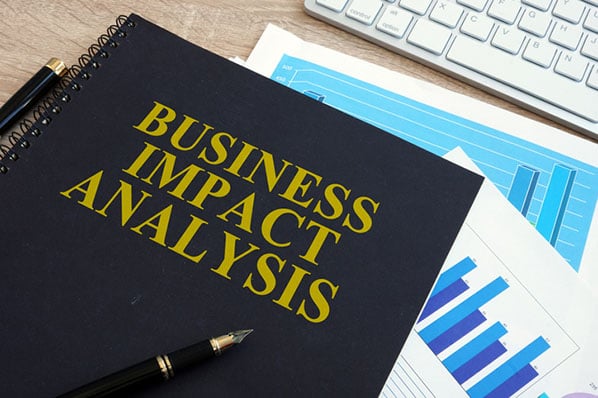 Fertige Business Impact Analyse liegt in Hefter auf Tisch