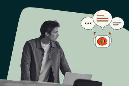 Person schaut auf KI-Chatbots ChatGPT, Google Gemini und Copilot