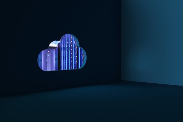 Wolkenausschnitt in Wand zum Server-Raum symbolisiert Cloud Computing