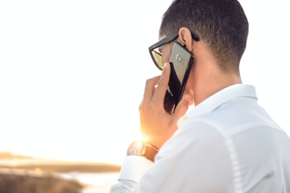 Mann telefoniert über Cloud-Telefonanlage mit Smartphone