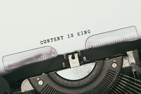 Content ist King geschrieben auf Papier in Schreibmaschine