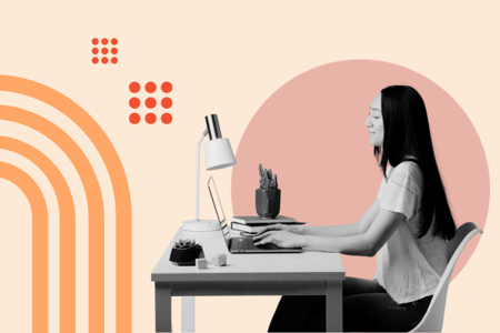 Person sitzt am Arbeitstisch und sucht Content-Marketing-Tools aus