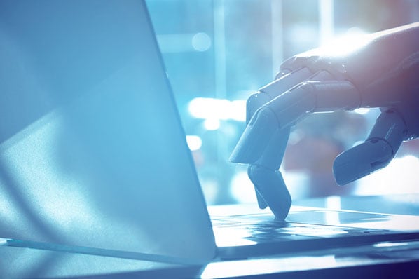 Conversational AI übernimmt Kundendialog am Laptop