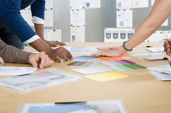 Team definiert Corporate Design mittels Farbproben