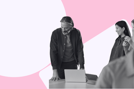 Person sitzt am Schreibtisch und arbeitet mit CRM-Funktionen