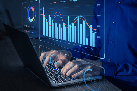 Analyst arbeitet an einer Datenvisualisierung mit Diagrammen, Metriken und KPIs