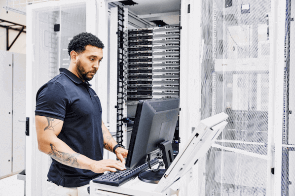 Mann ändert DNS-Server am PC