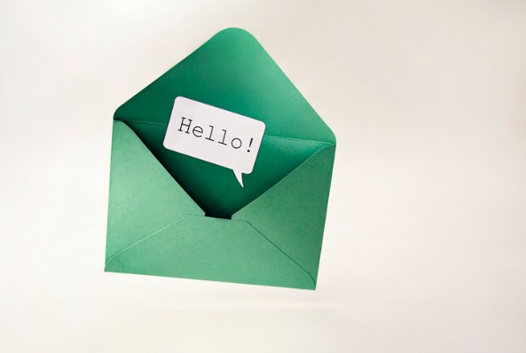 Gruener Umschlag und Sprechblase mit einem Hello als Symbol für eine E-Mail-Anrede