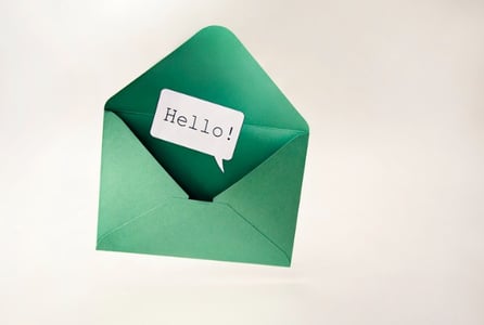 Gruener Umschlag und Sprechblase mit einem Hello als Symbol für eine E-Mail-Anrede