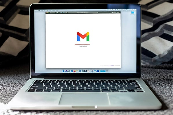 E-Mail-Marketing im B2B symbolisiert durch Laptop mit Gmail-Symbol