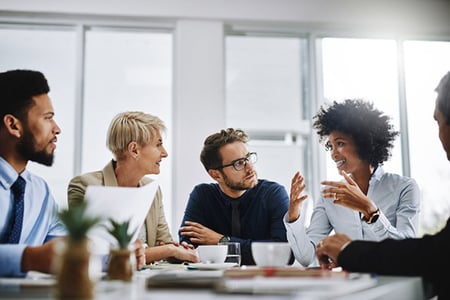Gruppe Mitarbeitender im Büro bespricht Einstieg ins Data-Driven-Marketing
