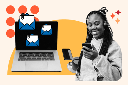Frau guckt sich E-Mail-Marketing-Trends auf dem Smartphone an