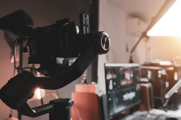 Kamera- und Schnitt-Equipment, um Erklärvideos zu erstellen 