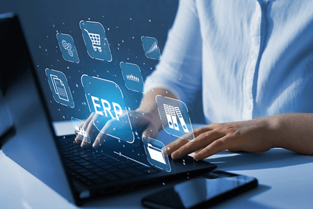 Frau verwendet ERP-System auf Laptop