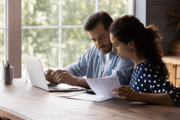 Frau und Mann verwenden Excel-Indirekt am Laptop
