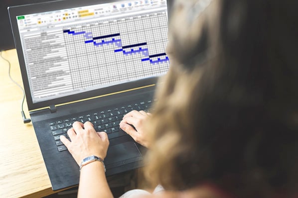 Frau verwendet Excel Tastenkombinationen auf Laptop