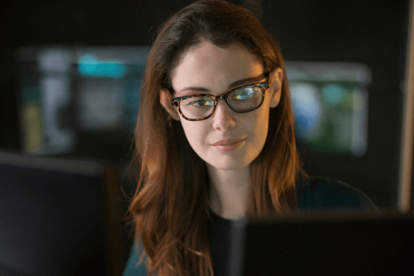 Frau mit Brille schaut auf Computer und nimmt an Eye Tracking teil