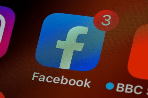 Drei Benachrichtigen aus Facebook-Gruppen auf dem Smartphone 