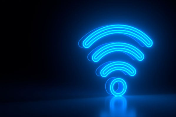 Blau-leuchtendes WLAN Zeichen symbolisiert Facebook WiFi