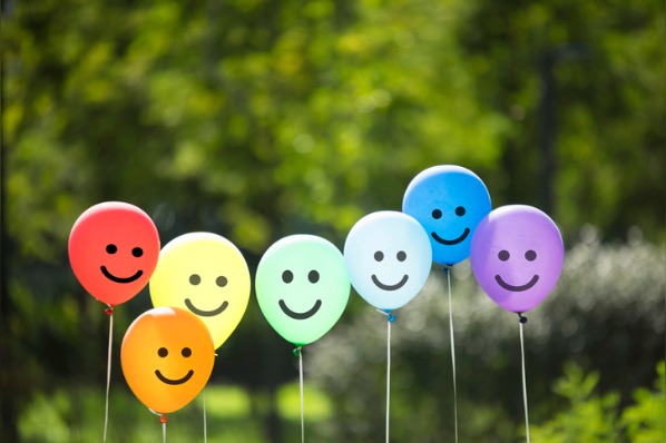 Smiley-Luftballons als Symbol für ein zufriedenes Team und die Arbeit eines Feelgood Managers