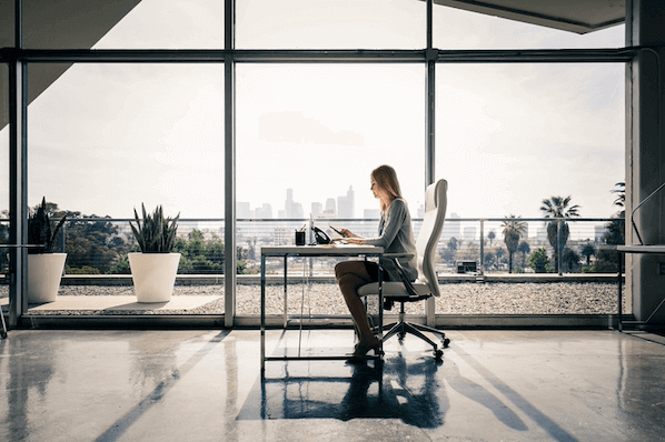 Frau arbeitet im Büro am Finanzierungsplan für ihr Start-up