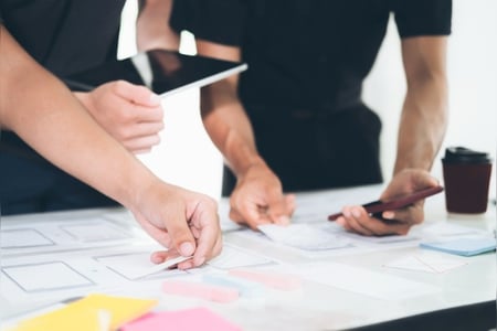 Ein Team waehrend der Frontend- und Backend-Entwicklung