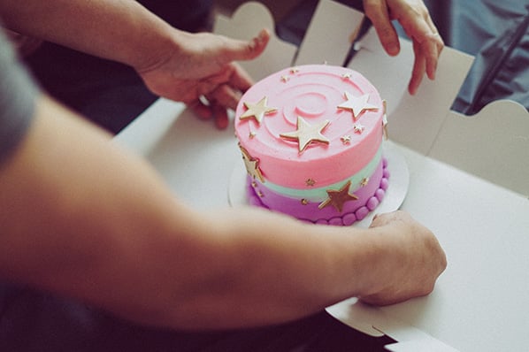 Geburtstagswünsche Kollegen werden in Form einer Torte übergeben