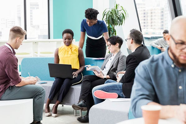 Diverses Team bei Arbeit in modernem Büro zeigt Geschlechtergleichheit in Unternehmen