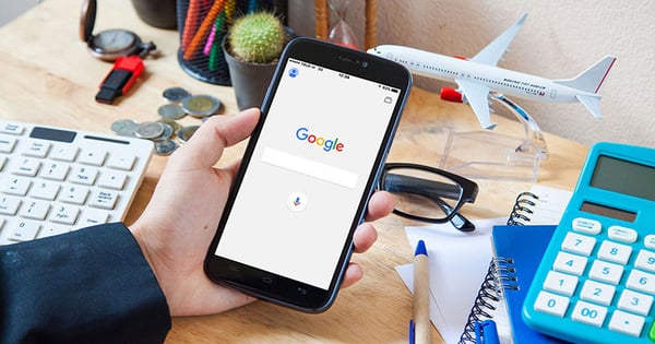 Google-Algorithmus auf mobilem Geraet in Hand