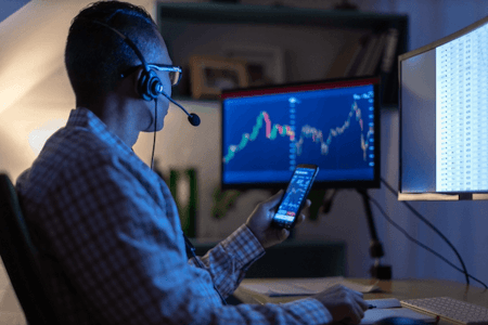 Mann am Computer und Smartphone arbeitet mit Google Analytics 