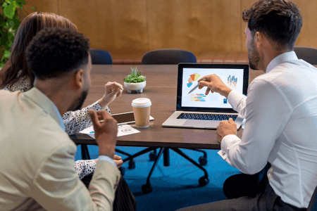 Team beschäftigt sich mit Looker Studio (ehemals Google Data Studio) am Laptop