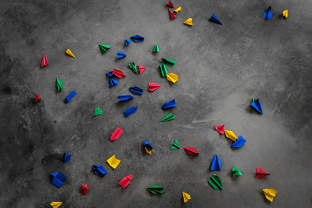 bunte papierflieger als symbol fuer google display network