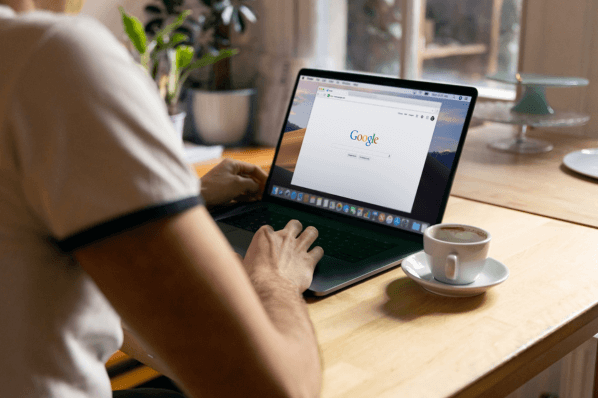 Mann optimiert Google Ads Kampagne am Laptop
