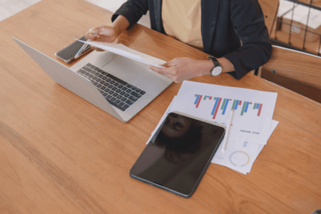 frau vergleicht und nutzt google pagespeed insights 