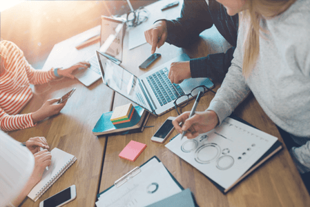 Ein Team arbeitet eine Marketingstrategie für das Unternehmen aus