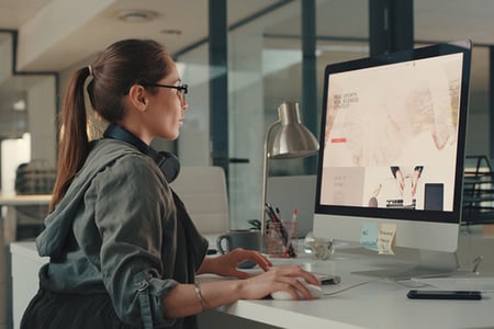 Mitarbeiterin sucht inspirierende Beispiele für Homepage-Startseiten