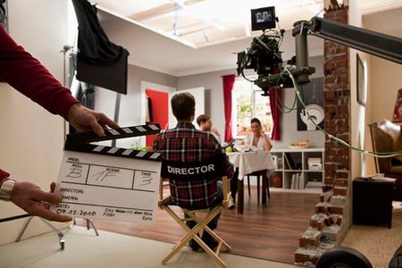 Personen drehen Imagefilm in Wohn- und Esszimmer