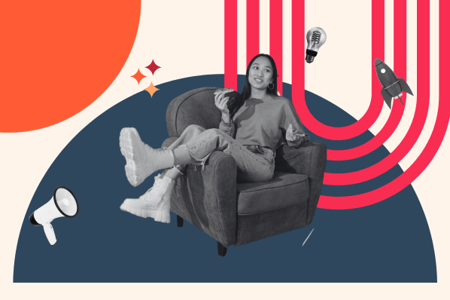 Influencer sitzt auf Couch