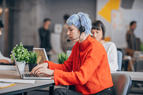 Frau mit Headset in großen modernen Büro betreibt Insourcing