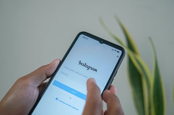 Person erstellt Instagram Account am Smartphone