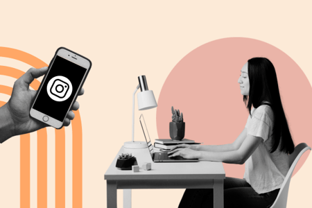 Person sitzt am Laptop und bearbeitet eine Instagram Bio