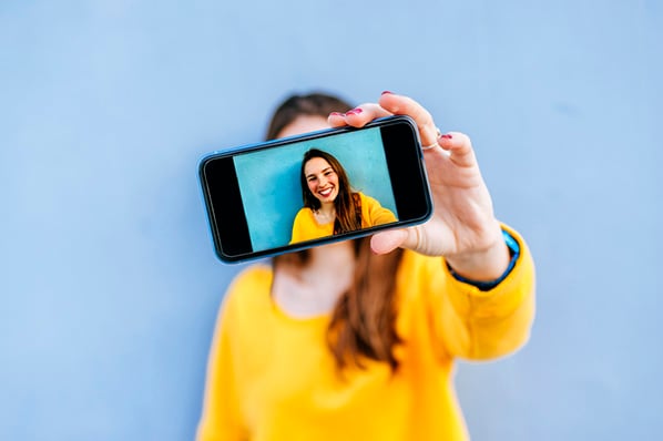 Person macht ein Selfie mit einem Instagram Filter