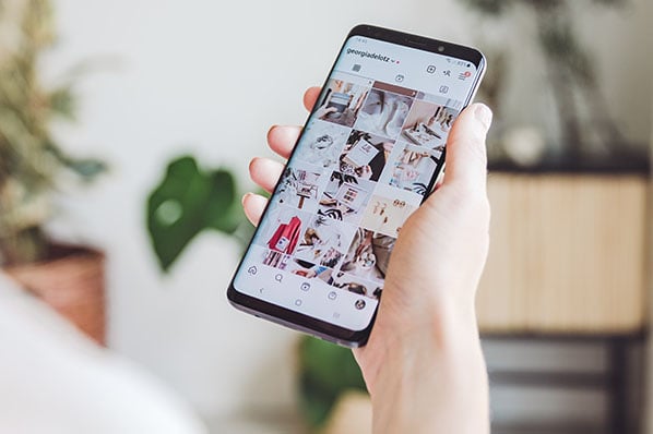 Person erstellt Instagram Guide mit Smartphone