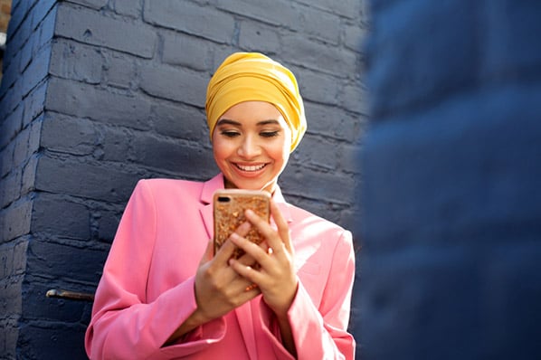 Frau schaut sich Instagram-Werbung und -Kampagne auf Handy an