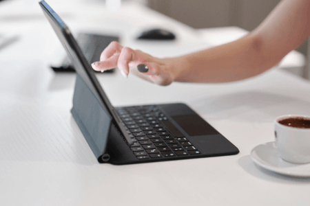 Frau arbeitet mit ITSM-Tools am Tablet