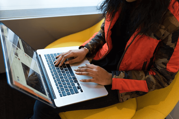 Frau sitzt am Laptop und aktiviert JavaScript im Browser
