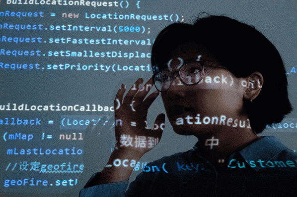 Asiatische Programmiererin betrachtet JavaScript Framework