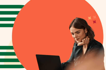 Person verwendet KI-Workflow am Laptop