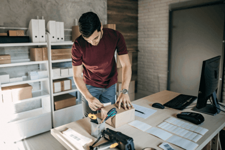 Mann in Onlineshop setzt Lead-Nurturing-Tipps ein, um mehr Verkäufe zu erzielen
